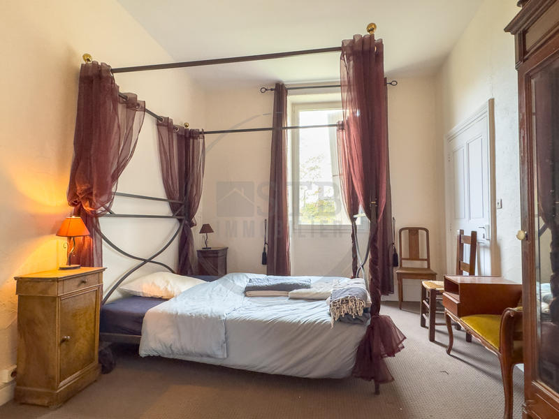 Propriété - 370 m² - 15 pièces