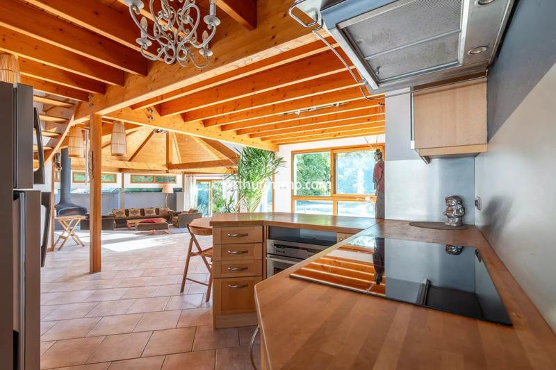 Maison - 250 m² - 10 pièces