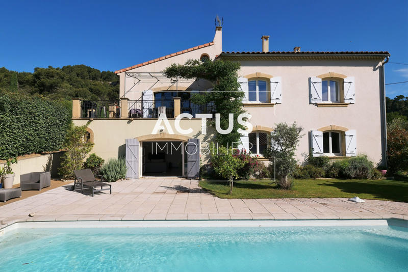 Maison - 227 m² - 10 pièces