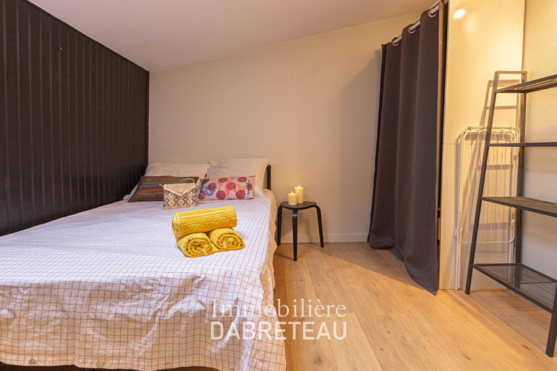 Chambre - 150 m² - 9 pièces
