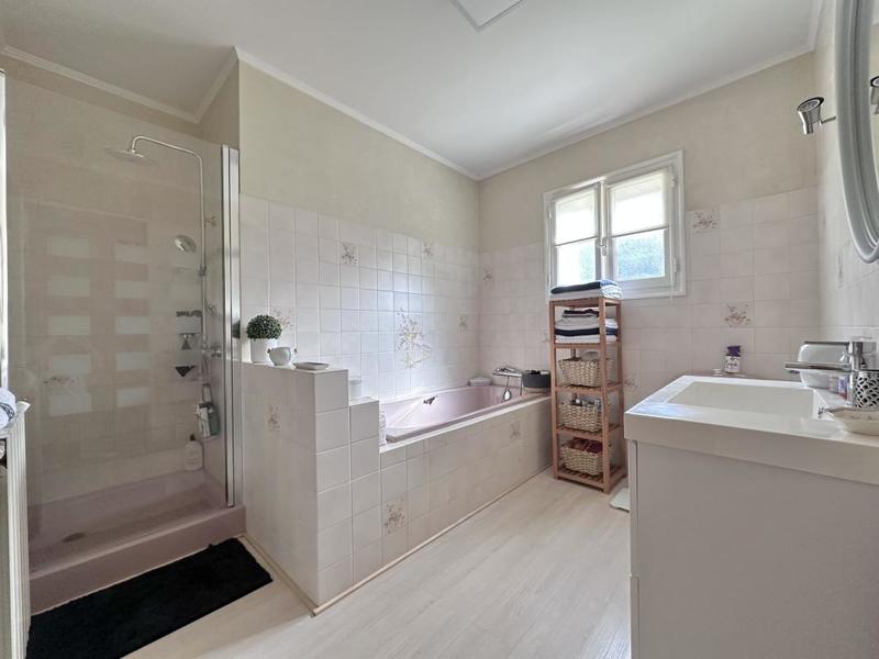 Maison - 221 m² - 7 pièces