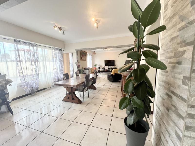 Maison - 210 m² - 10 pièces