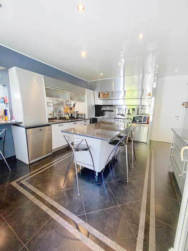 Maison - 345 m² - 15 pièces