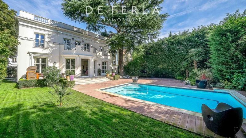 Maison - 520 m² - 10 pièces