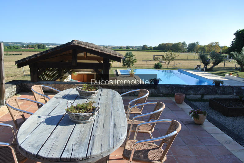 Maison - 250 m² - 6 pièces