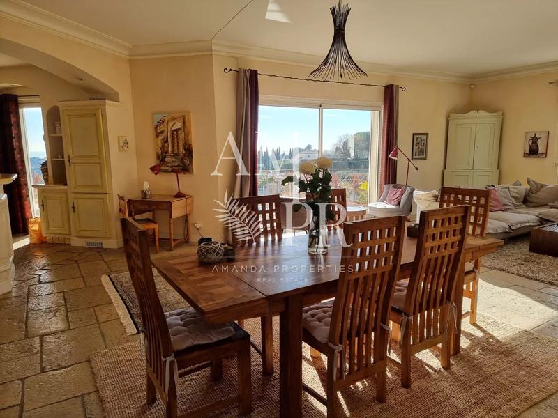 Maison - 250 m² - 6 pièces