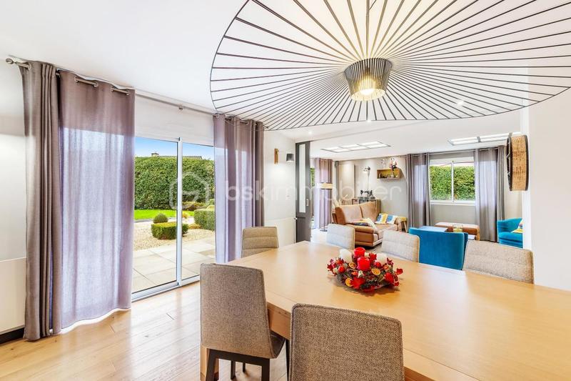 Maison - 305 m² - 8 pièces