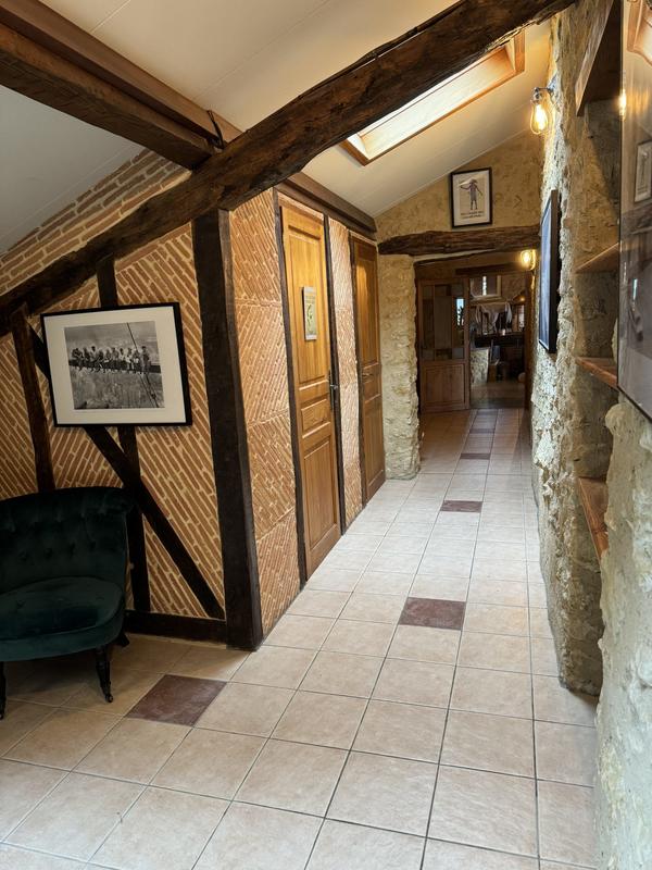 Maison - 936 m² - 23 pièces