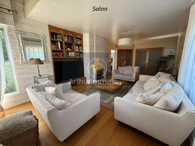 Maison - 186 m² - 8 pièces