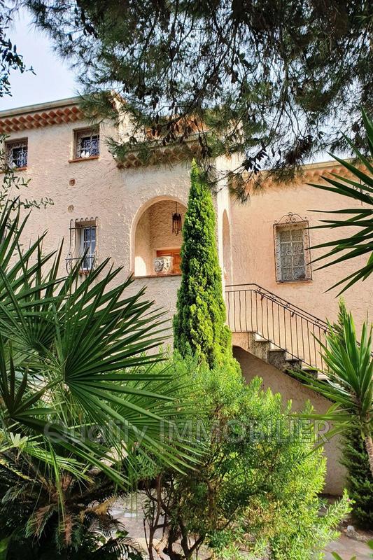 Maison - 231 m² - 7 pièces