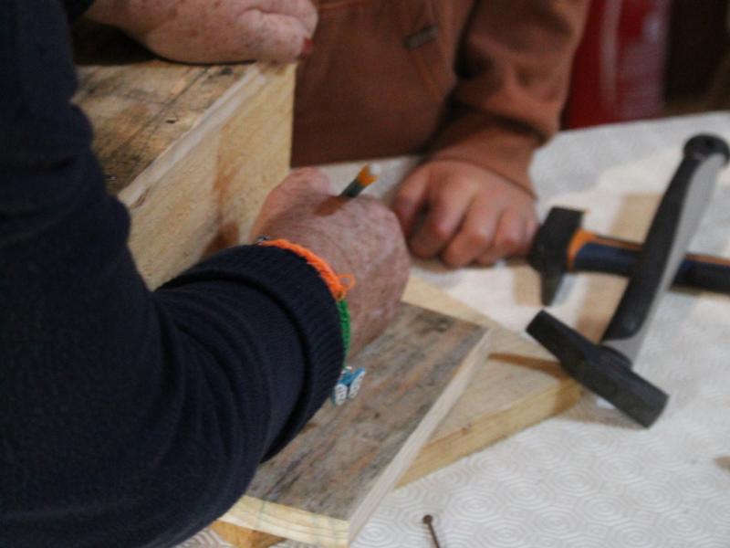 Construction d'une mangeoire à oiseaux  à Terres d'oiseaux