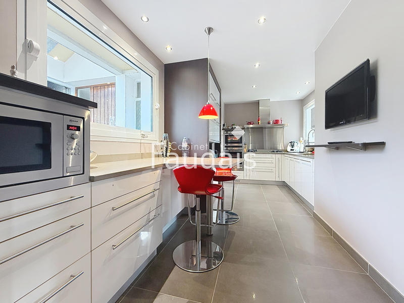 Maison - 275 m² - 9 pièces