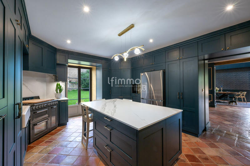 Maison - 689 m² - 10 pièces