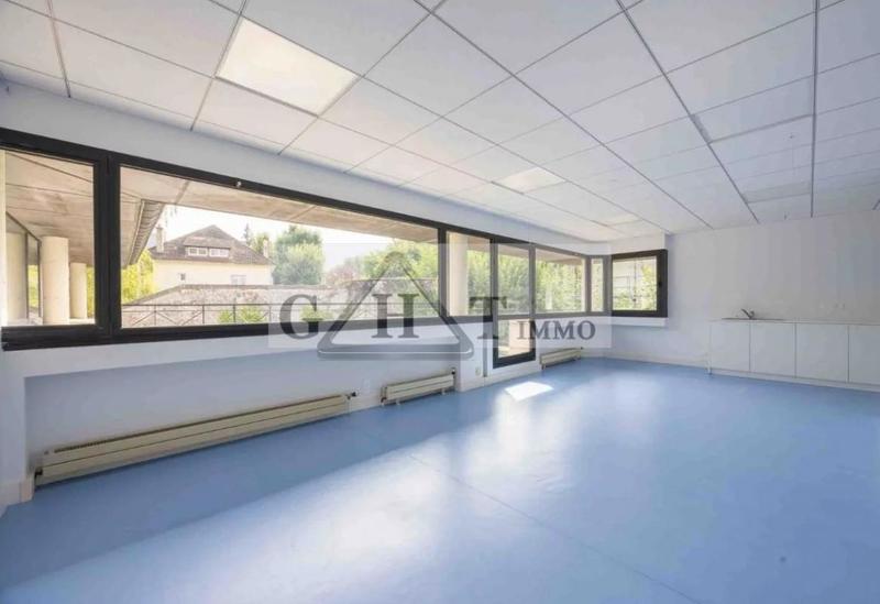 Bureau - 792 m²