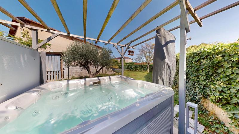 Maison - 202 m² - 7 pièces