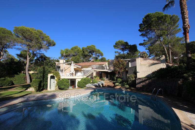 Maison - 250 m² - 8 pièces