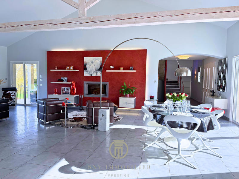 Maison - 276 m² - 9 pièces