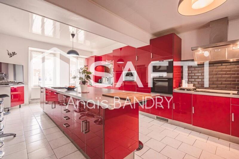 Maison - 248 m² - 9 pièces