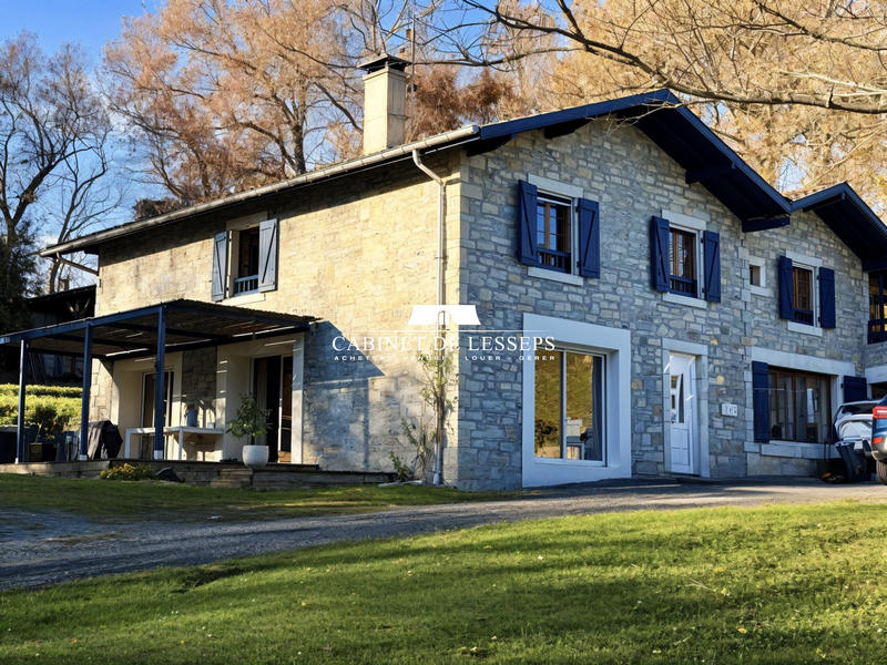 Maison - 238 m² - 7 pièces