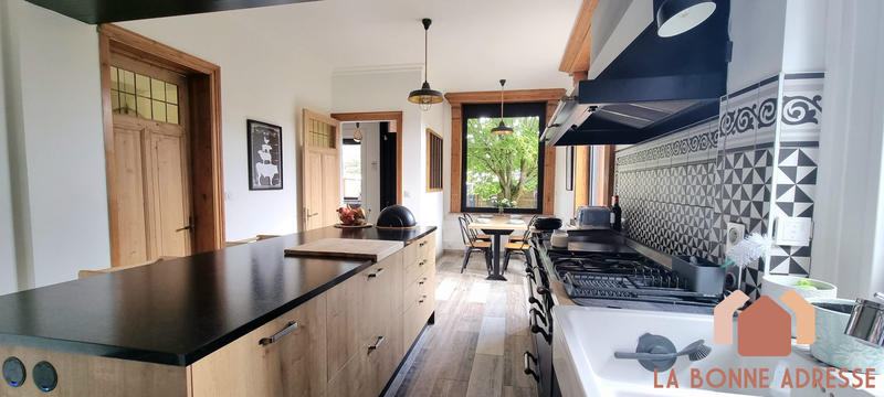 Maison - 251 m² - 7 pièces