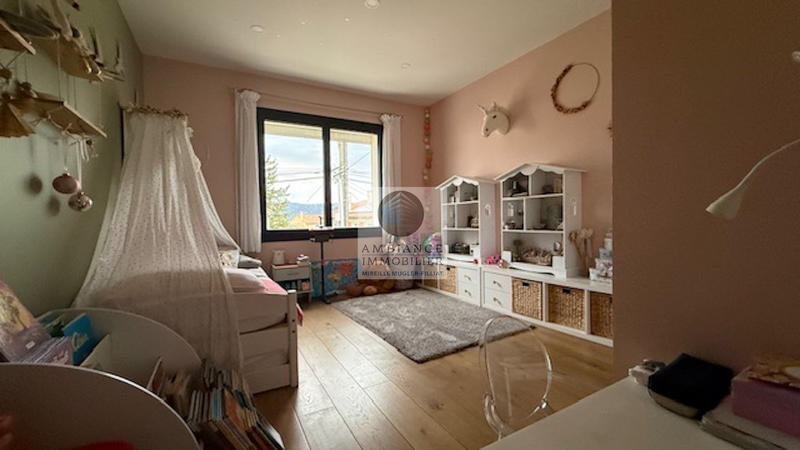 Maison - 280 m² - 10 pièces