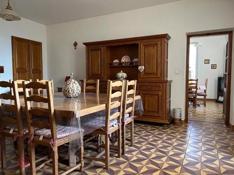 Demeure - 224 m² - 7 pièces