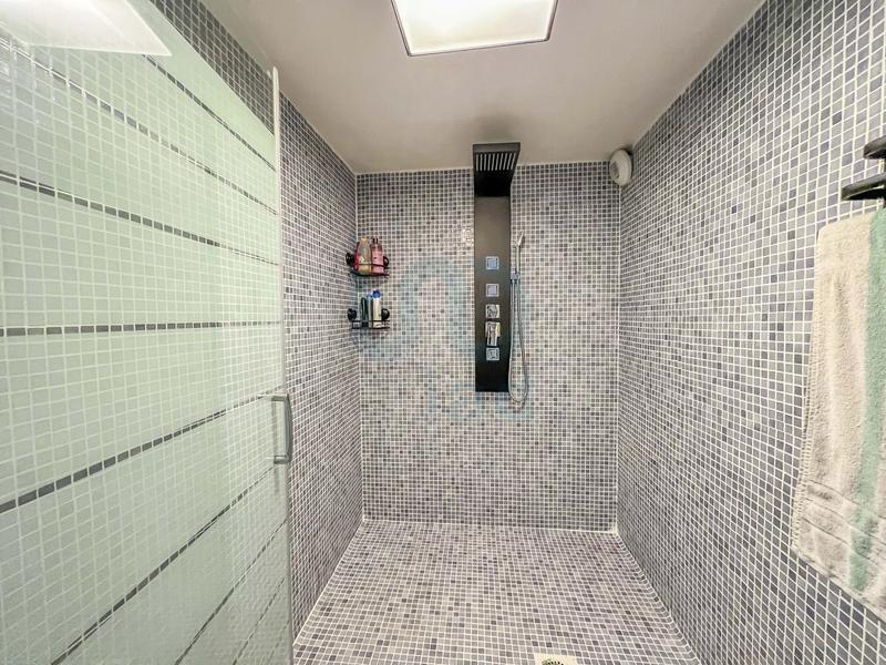 Maison traditionnelle - 363 m² - 10 pièces