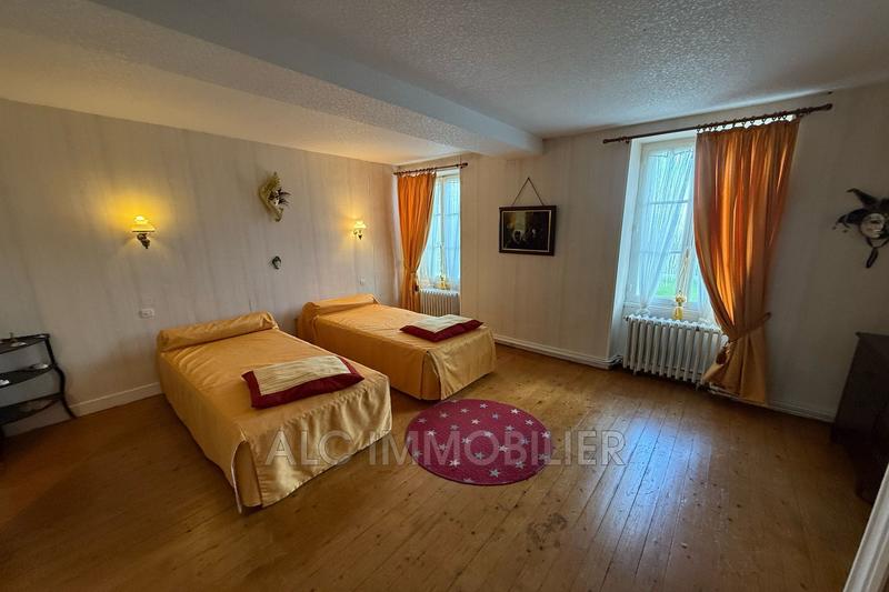 Propriété - 1 040 m² - 24 pièces