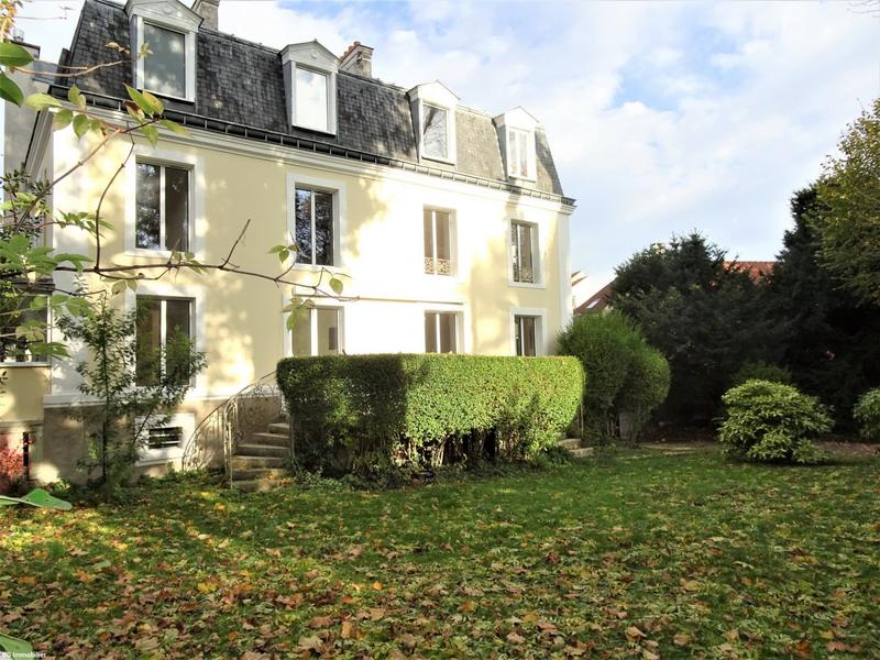 Maison - 240 m² - 9 pièces