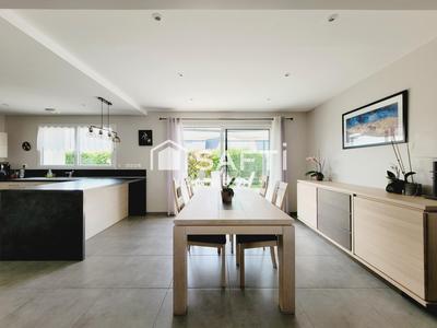 Maison - 195 m² - 8 pièces