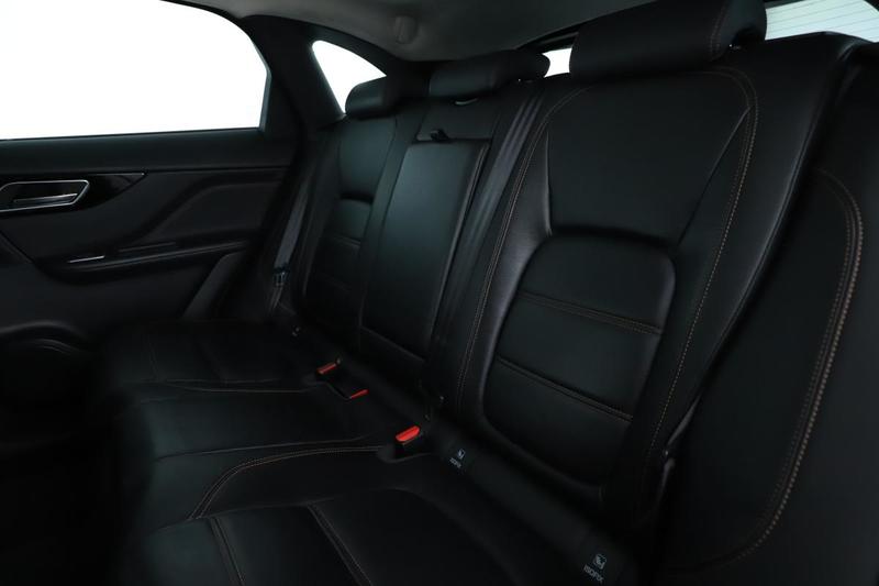 Jaguar F-Pace 2.0 d Prestige 4x4 Bva8 180 ch