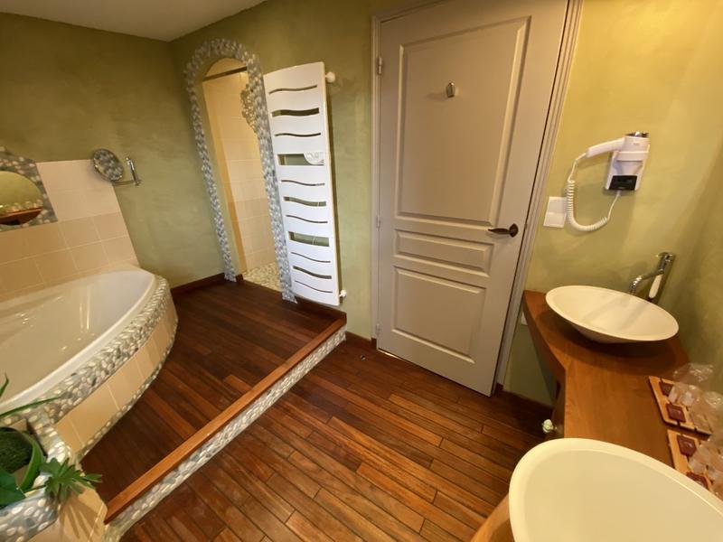 Propriété - 900 m² - 21 pièces