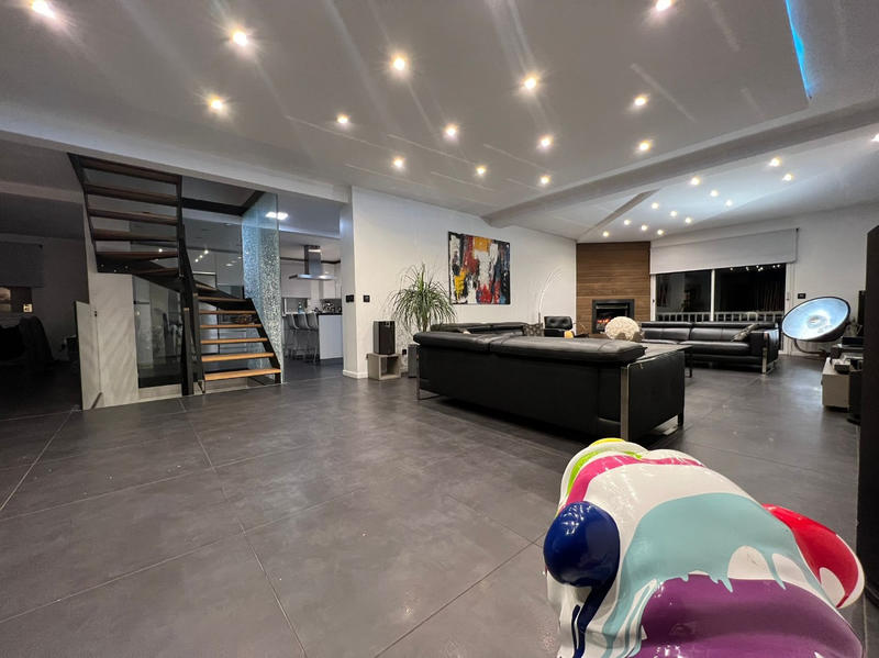 Maison - 250 m² - 8 pièces