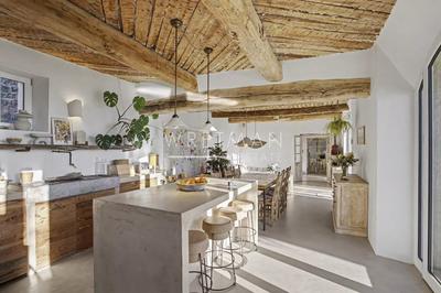 Maison - 240 m² - 8 pièces