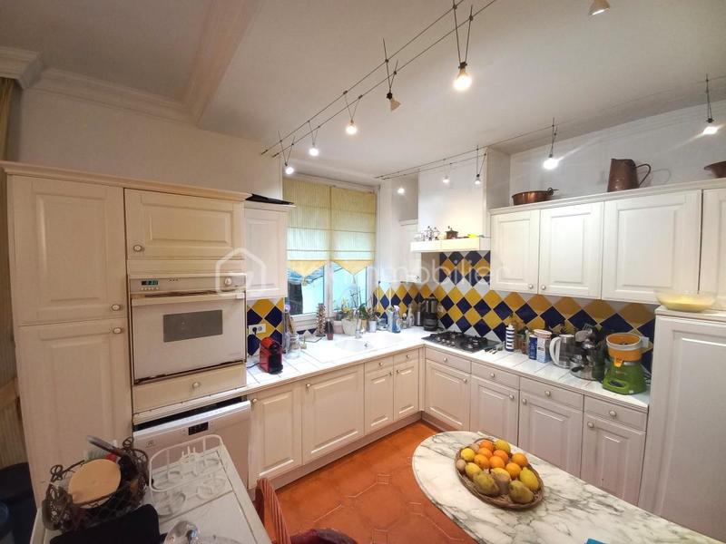 Maison traditionnelle - 275 m² - 15 pièces