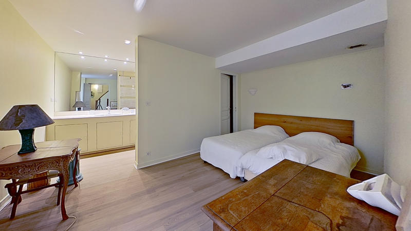 Appartement - 241 m² - 8 pièces