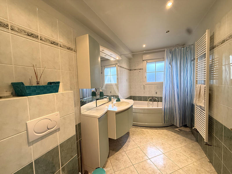 Maison - 232 m² - 8 pièces