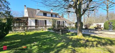 Maison - 228 m² - 9 pièces