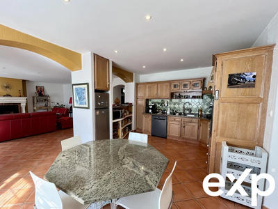 Maison traditionnelle - 248 m² - 10 pièces