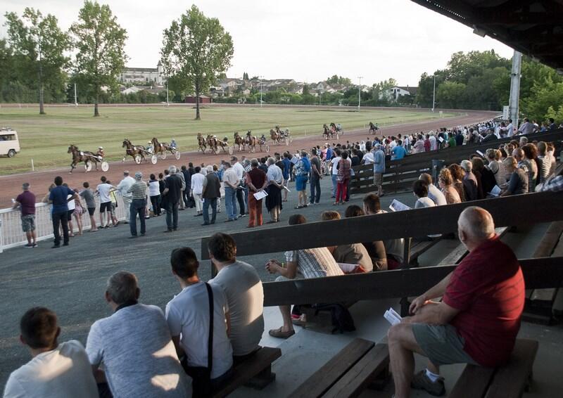 Courses hippiques en nocturne