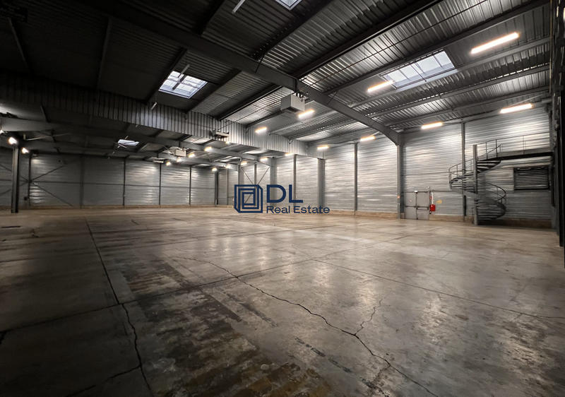 Entrepôt - 3 668 m²