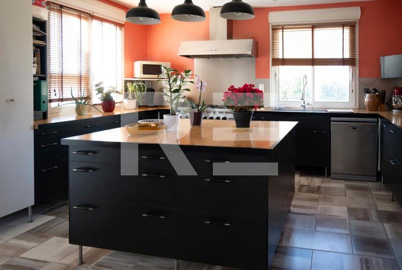 Maison - 198 m² - 9 pièces