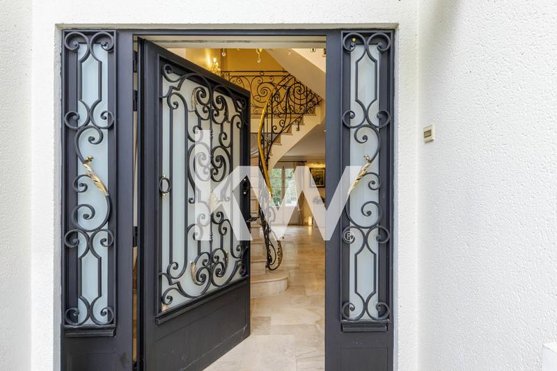 Maison - 218 m² - 7 pièces