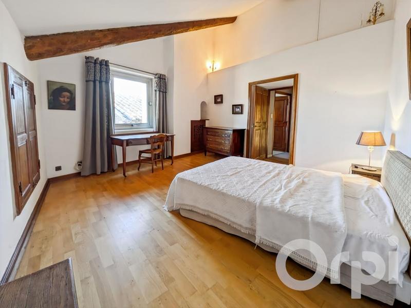 Maison - 285 m² - 9 pièces