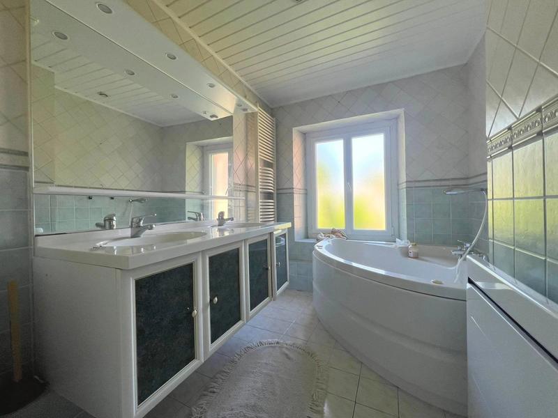 Maison - 280 m² - 8 pièces