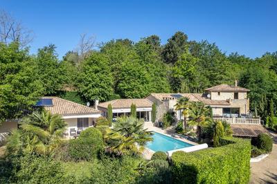 Maison - 340 m² - 11 pièces