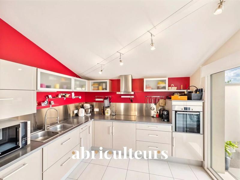 Maison - 242 m² - 8 pièces