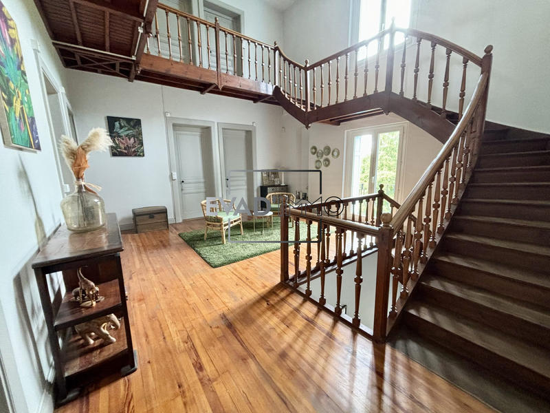 Maison - 325 m² - 10 pièces