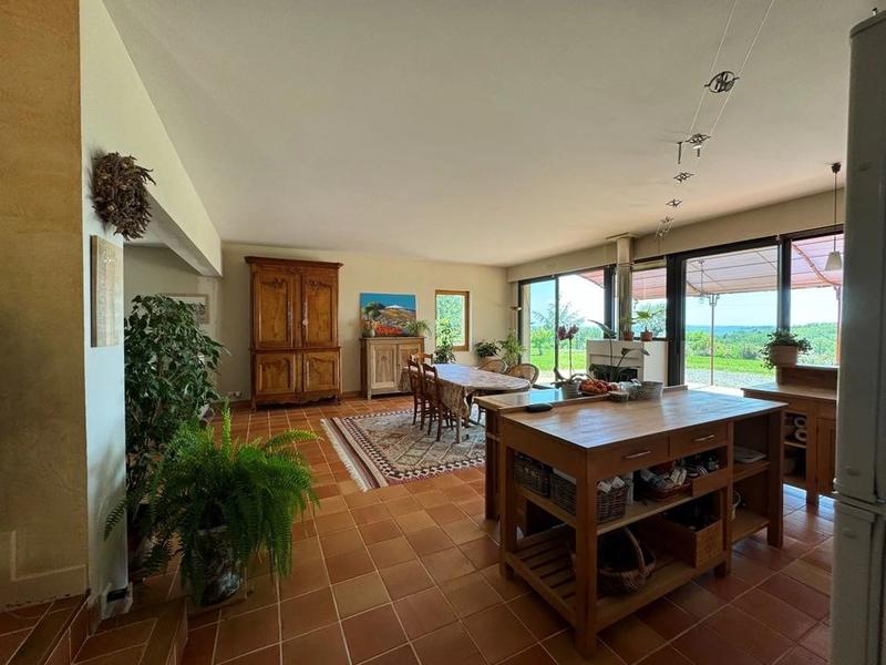 Propriété - 207 m² - 6 pièces