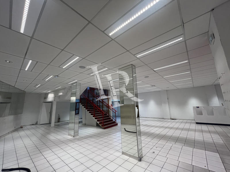 Local commercial - 806 m²
